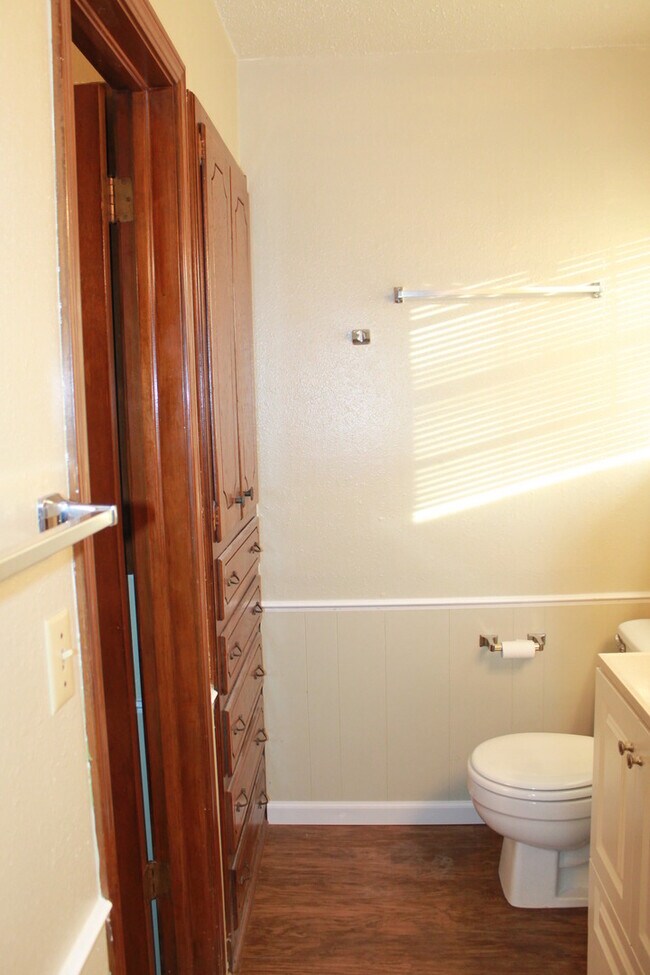 Building Photo - Move in Special!!  $250 off 2nd Month's rent!