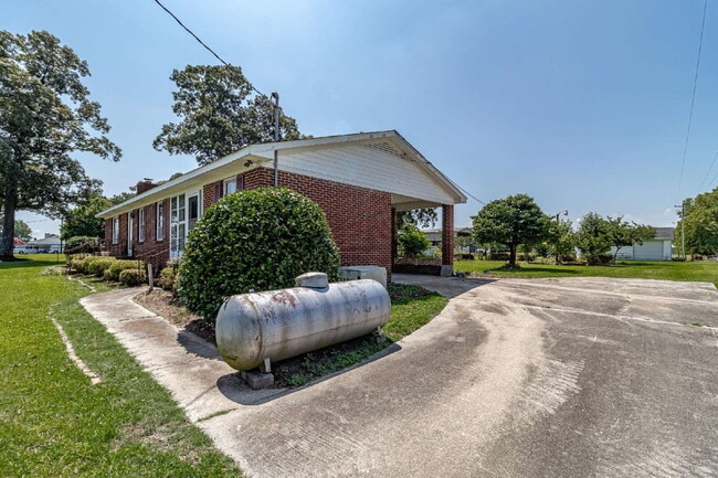 Building Photo - Brick Ranch in Pikeville! Lawn care included!