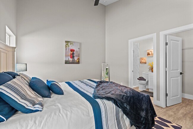 Building Photo - 816 W 9th St