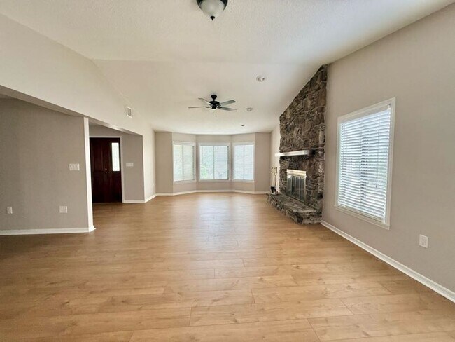 Building Photo - Large and Stunning 2700sqft Newly Renovated 3BR 3BTH!