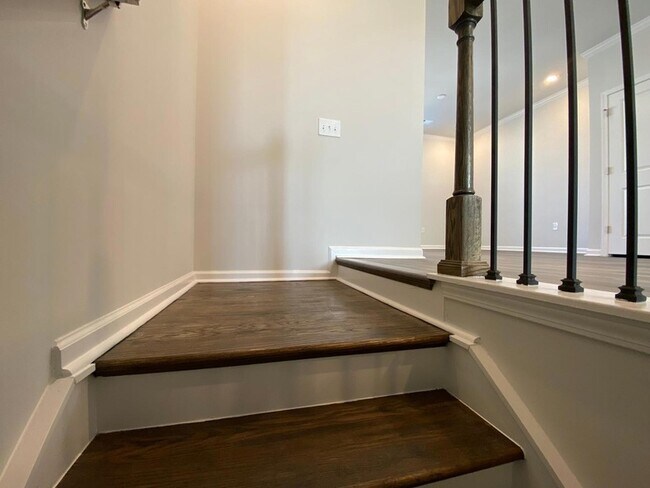 Building Photo - 702 Gimari Dr