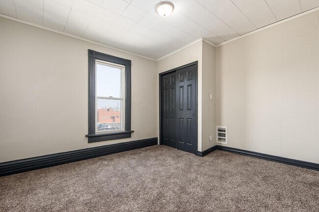 Building Photo - 842 St Clair Ave