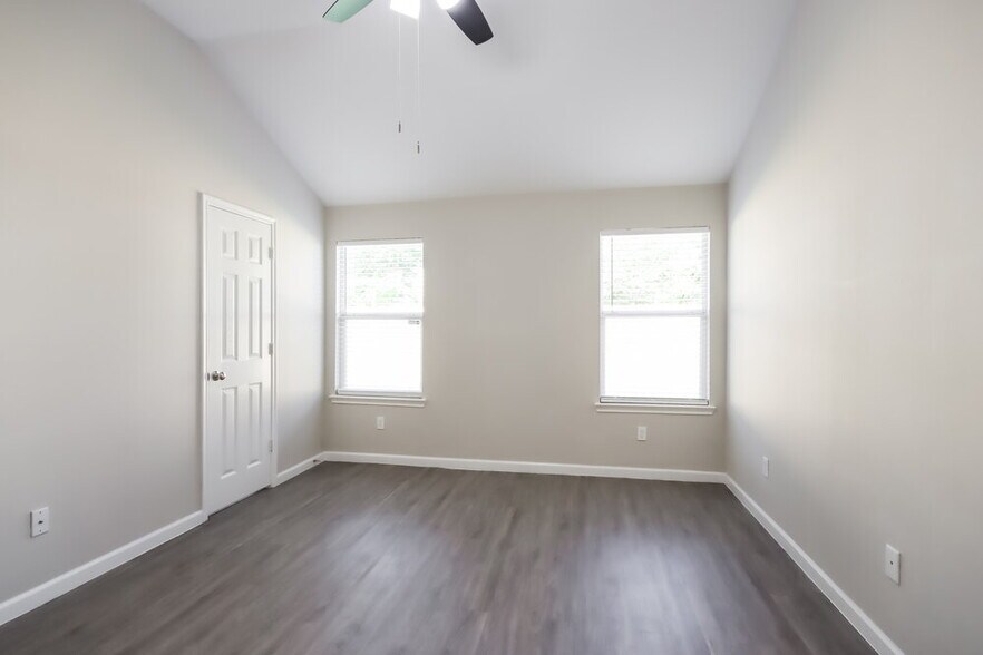 Building Photo - 1615 Trail Oaks Ct