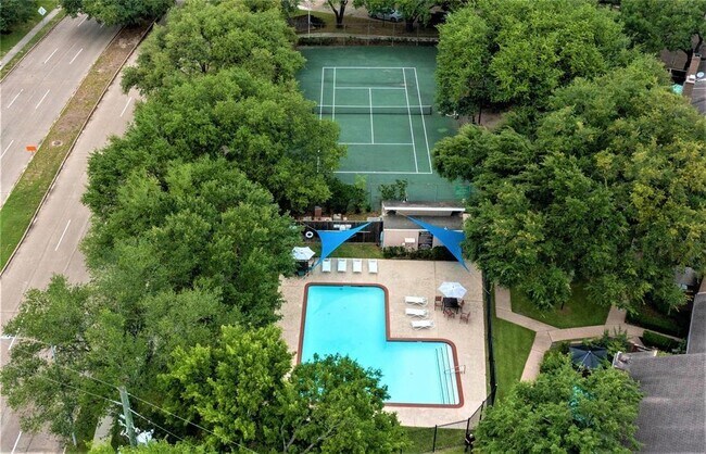 Primary Photo - 13975 Hollowgreen Dr