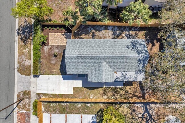 Building Photo - 1811 Quincy St S