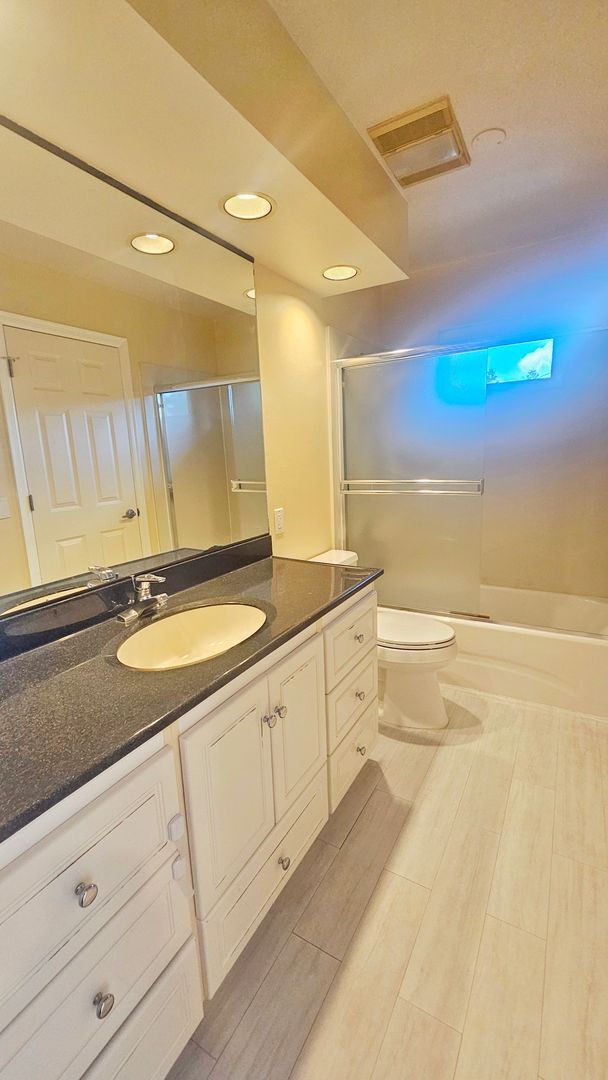 Building Photo - Mercer Island gem - 4 BD 2.5 Ba in Beautiful Mercer Island with new heat pump installed