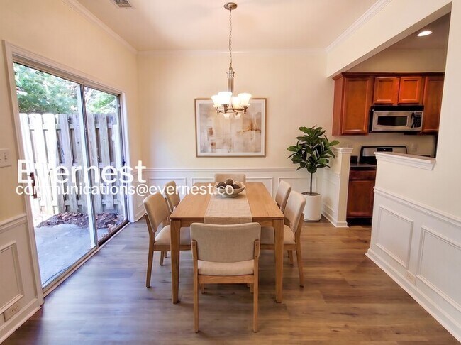 Building Photo - 3 Bed/2.5 Bath Townhome with Modern Amenities