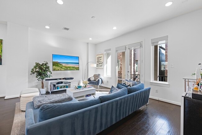 Building Photo - 1925 Shearn St