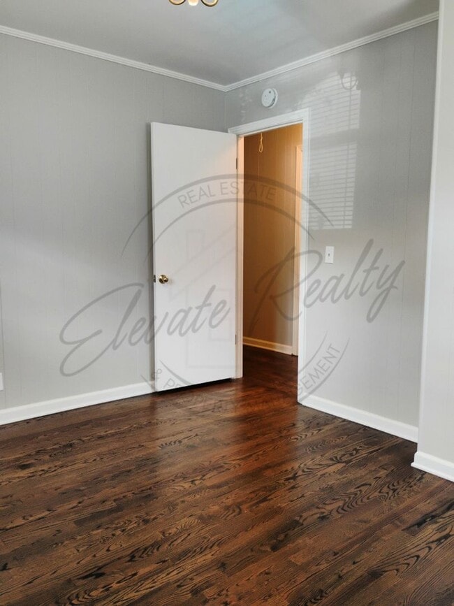 Building Photo - Charming Two Bedroom in Triplex in Goodlettsville!
