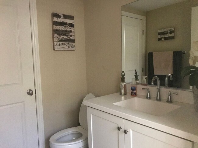Building Photo - 2bd/2.5ba two car garage end unit condo in Orchard Hill Irvine for rent