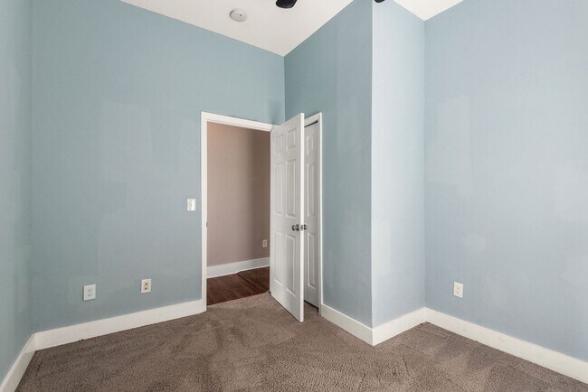 Building Photo - Located in the heart of Cleveland Park, this charming home has it all!