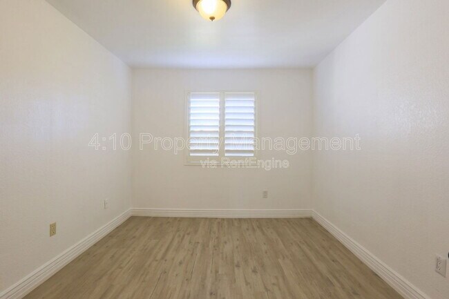 Building Photo - 951 E Leeward Ln