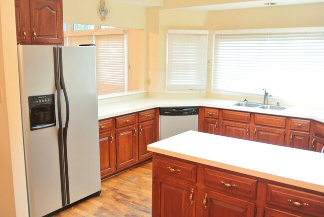 Building Photo - 2036 Hen House Dr