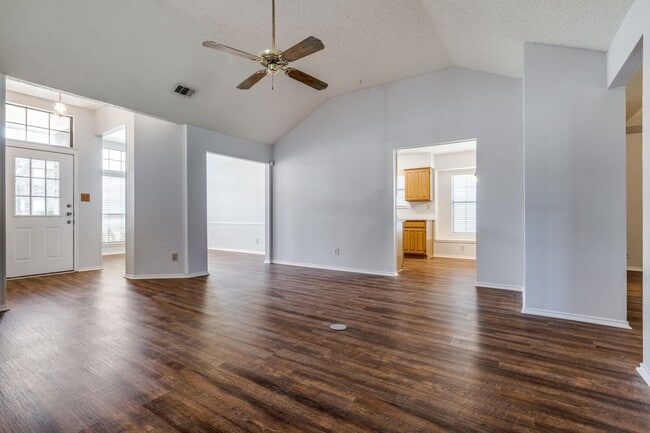 Building Photo - Lovely 3 Bedroom, 2 Bathroom Home in Mesqu...