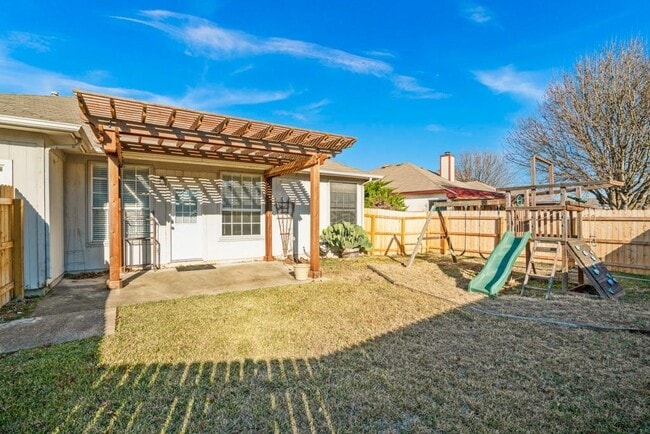 Building Photo - 1135 Disraeli Cir