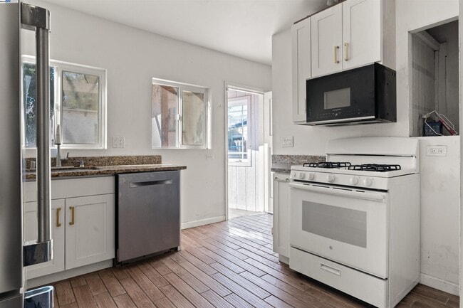 Building Photo - 2081 Oakwood Dr