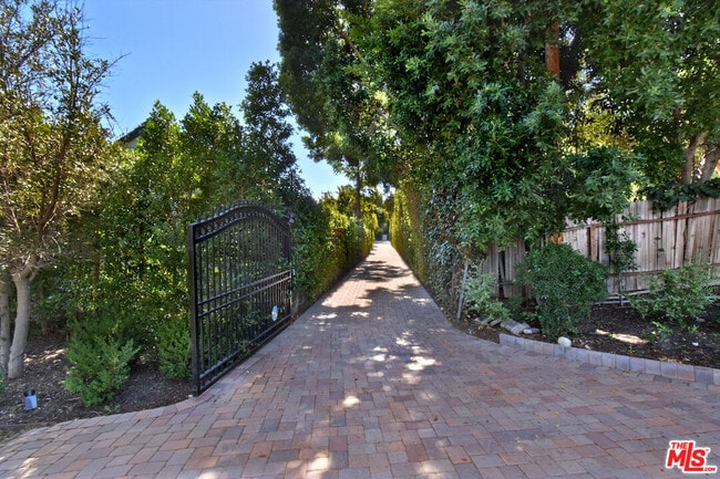 Building Photo - 4678 White Oak Ave