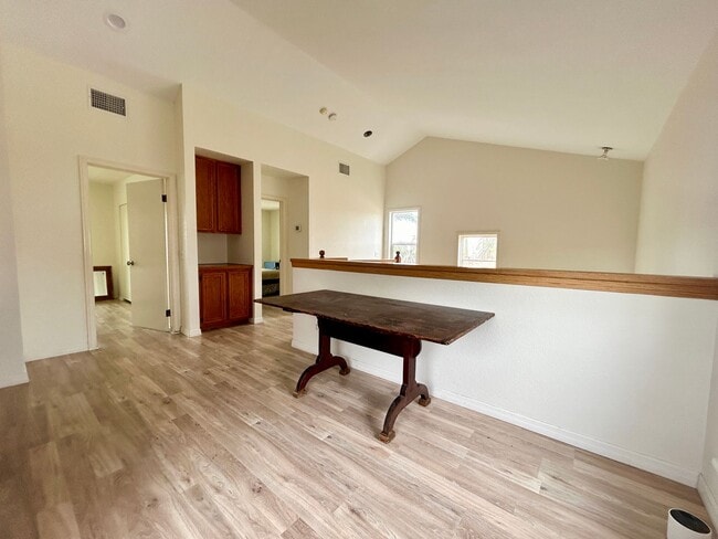 Building Photo - Spacious Beach House in South Oceanside