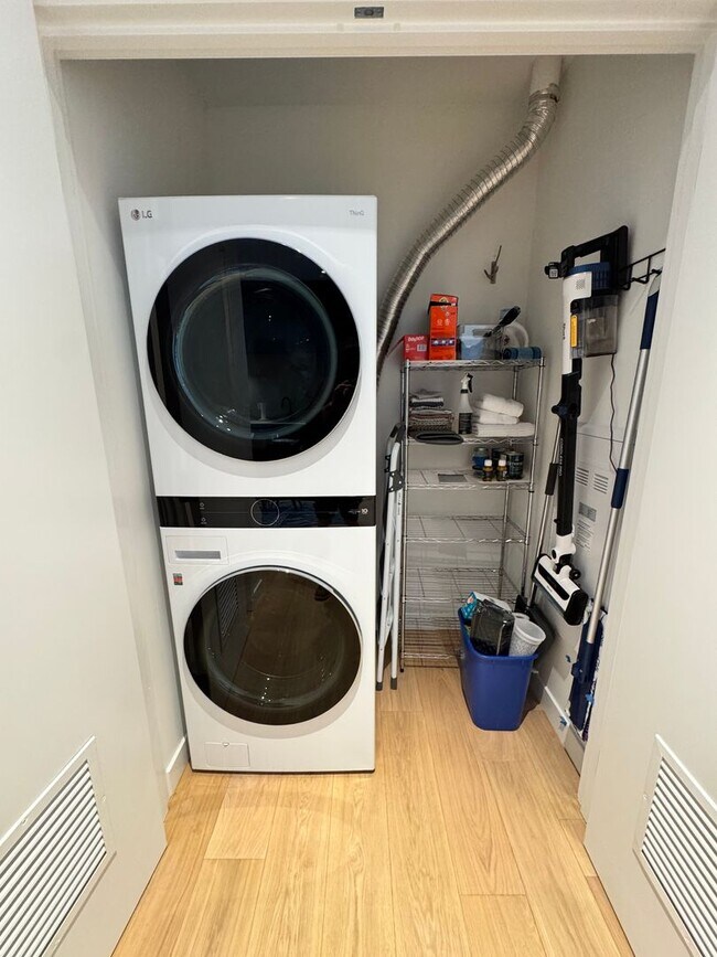 Building Photo - FURNISHED: UTILITIES PAID BY OWNER:  NWX tastefully furnished 1 bed, 1 bath located on the 3rd fl...