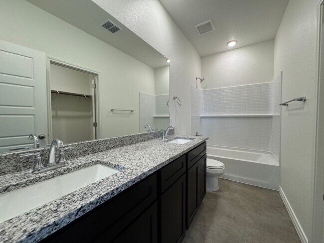 Building Photo - 636 Pacific Crest Trl