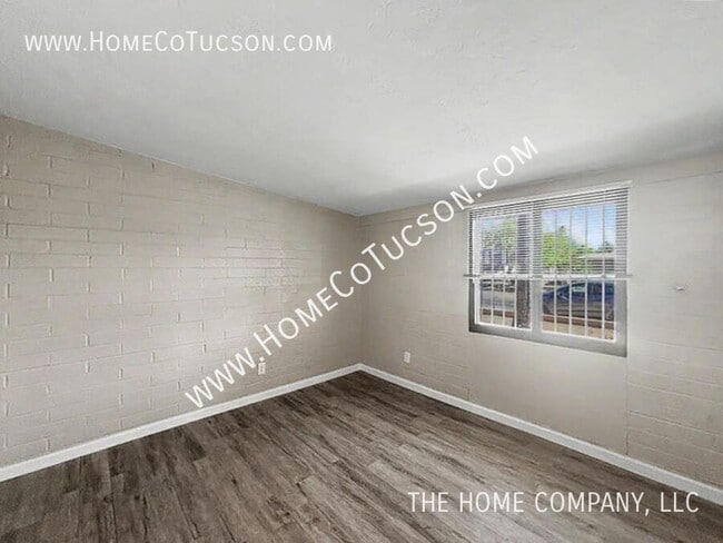 Building Photo - 410 W Calle Antonia