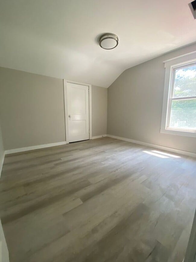 Building Photo - Fully Renovated 3 bed 2 bath home - Ask ab...