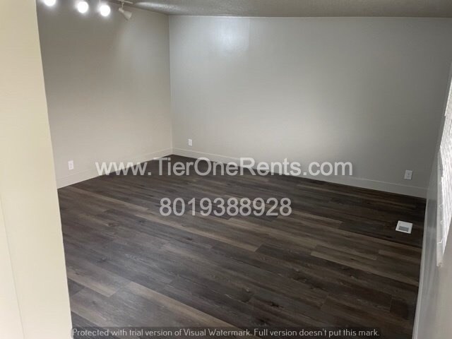 Building Photo - Charming 2 Bed Duplex with 900 Sq Ft in So...
