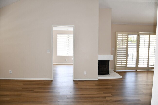 Building Photo - Newly remodeled and updated