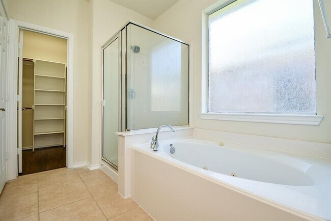 Building Photo - 6738 Chester Oak Dr