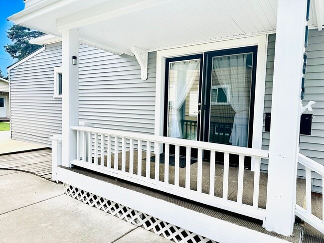 Building Photo - Gorgeous Kalispell home with Historical Charm