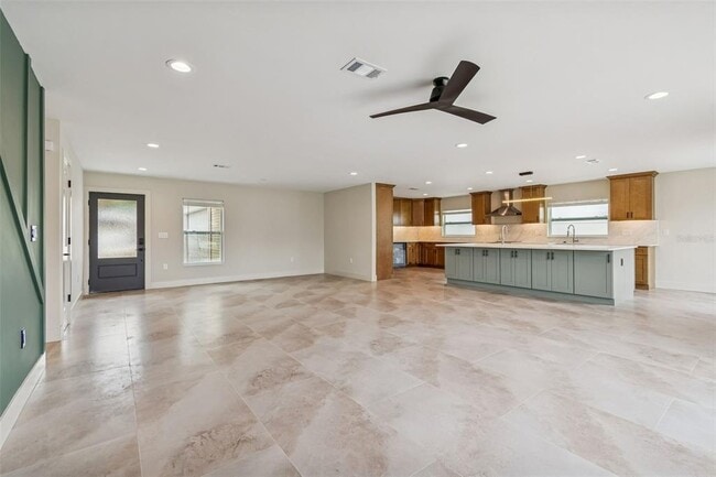 Building Photo - 3921 Versailles Dr