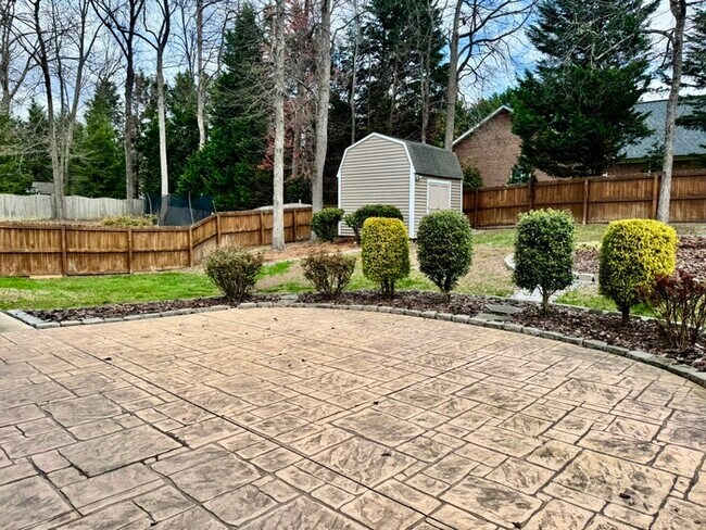 Building Photo - 3004 Southhampton Dr