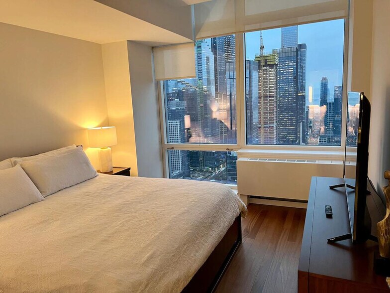 Building Photo - 312 W 42nd St