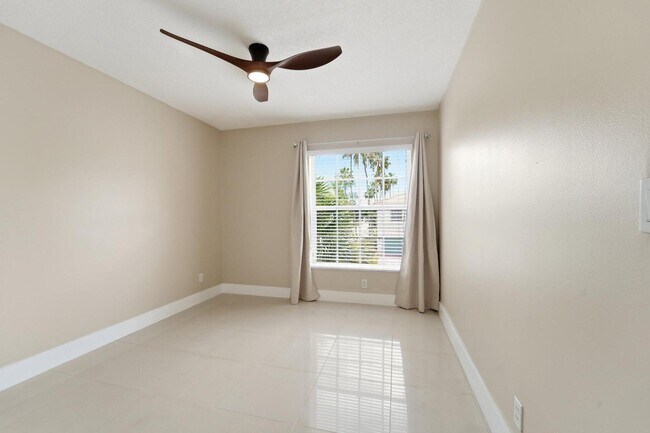 Building Photo - 1780 Pierside Cir