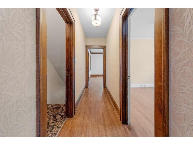 Building Photo - 220 W 40th St