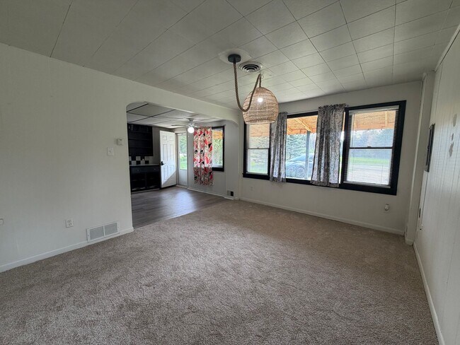 Building Photo - Adorable Home in Lowell School District