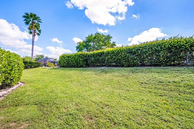 Building Photo - Hillside Home-3 bedrooms- 2 baths -2 car garage- Furnished-Available Now !