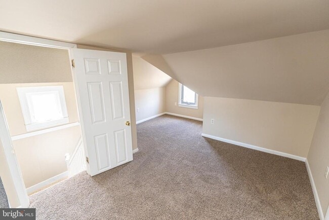 Building Photo - 915 N Division St