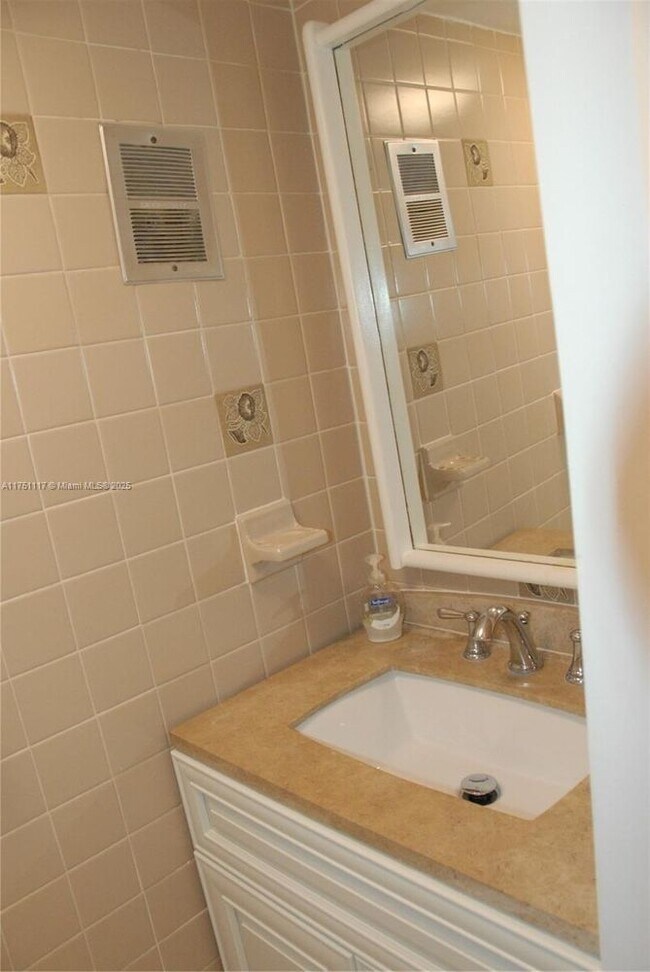 Building Photo - 10907 N Kendall Dr