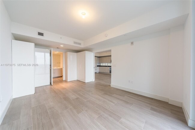 Building Photo - 1010 Brickell Ave