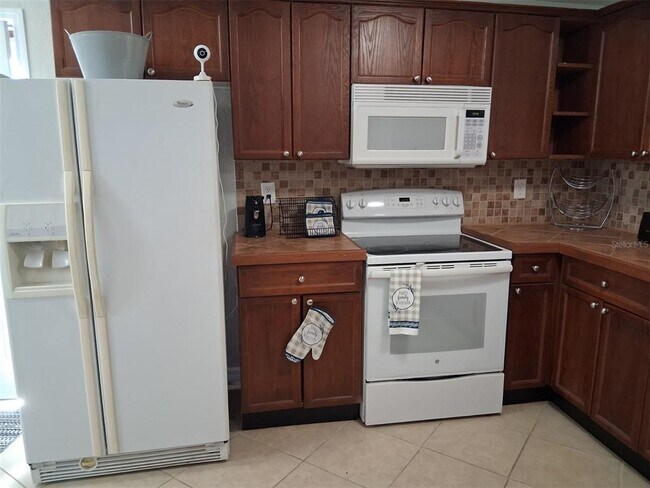 Building Photo - 14982 Edgewater Cir