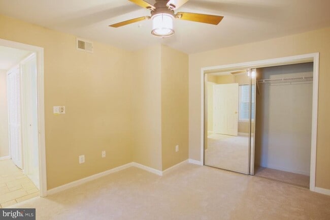 Building Photo - 913 Hillside Lake Terrace