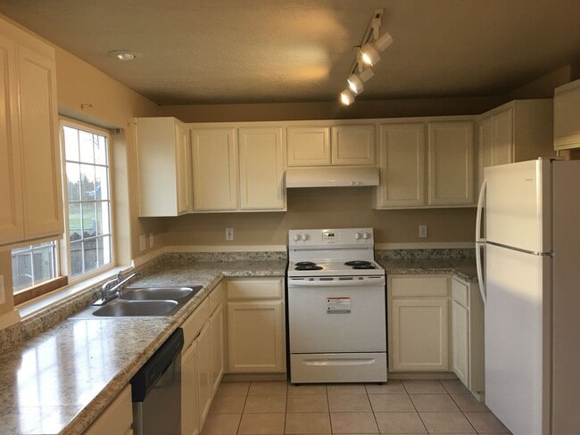 Building Photo - Updated Duplex -3 Bedroom 1.5 Bath - 4886 Fergus Avenue!