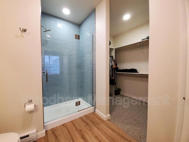 Building Photo - 2222B Willow Dr