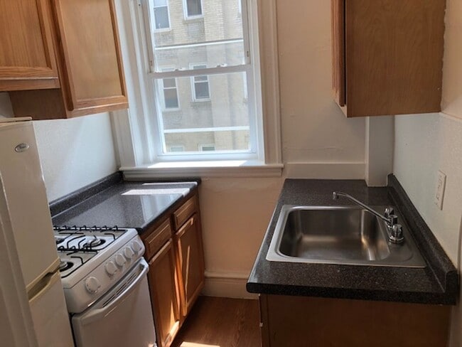 Building Photo - 9/1 No Fee! Spacious Studio in Fenway/Kenmore!