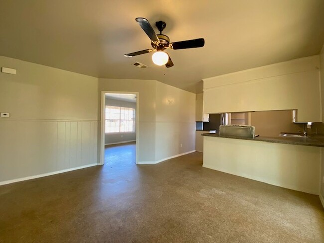 Building Photo - 3 Bedroom 1.5 Bath Home Available in Bossi...