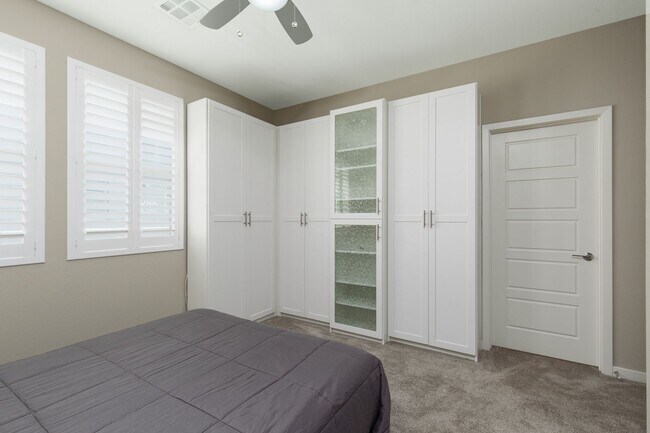 Building Photo - Fully furnished luxury townhome in Affinit...