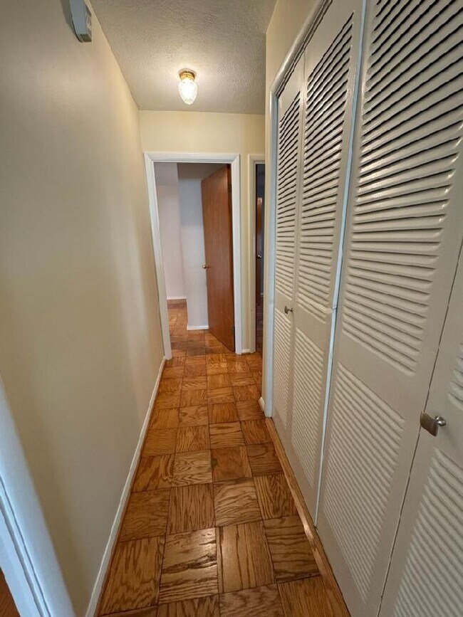 Building Photo - 2511 Meadow Dr