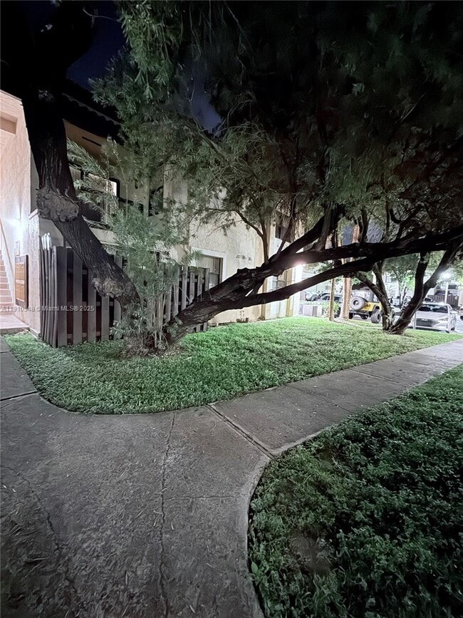 Building Photo - 660 W Park Dr