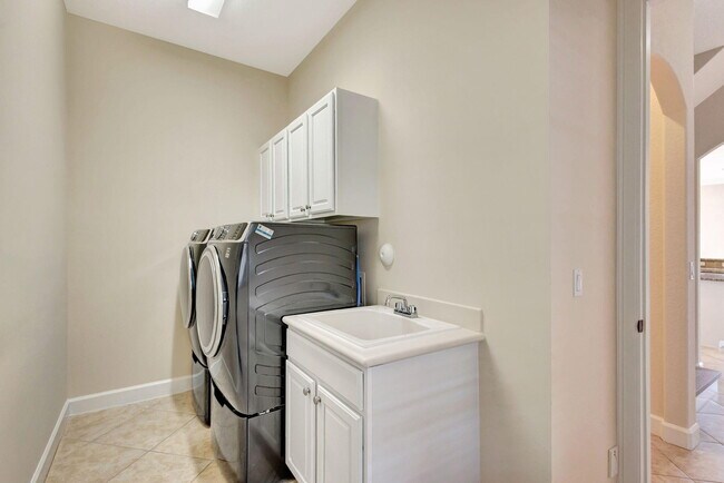 Building Photo - 4770 Cadiz Cir
